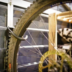 Porte-vélo Vertical Pour Les Abris Yukon, Skylight Et Rubicon – Canopia -Jardin Extérieur Boutique porte velo vertical pour les abris yukon skylight et rubicon canopia 2